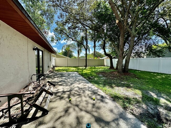 Building Photo - Perfect 3 bed 2 bath with huge fenced back...