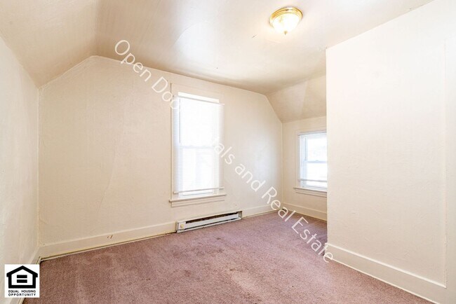 Building Photo - 608 Anderson Ave