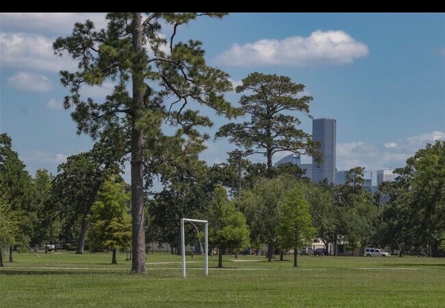 Building Photo - 718 Redwing Park Dr