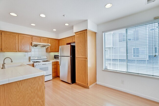 Building Photo - Amazing Floor Plan Multi Level Townhome in North San Jose @ California Northpointe