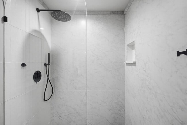 Building Photo - Pool Home