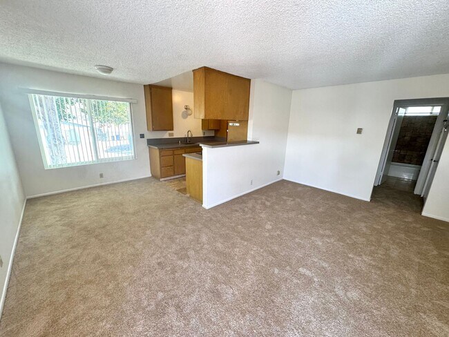 Building Photo - Upgraded Spacious and Bright Upstairs One Bedroom