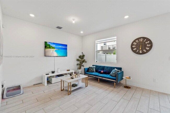 Building Photo - 765 SE 19th St