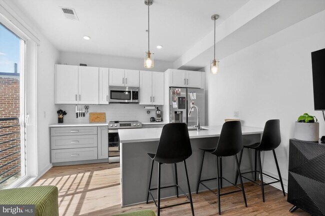 Building Photo - 304 Master St