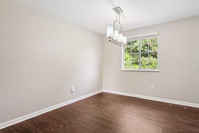 Building Photo - 2421 Camellia Dr