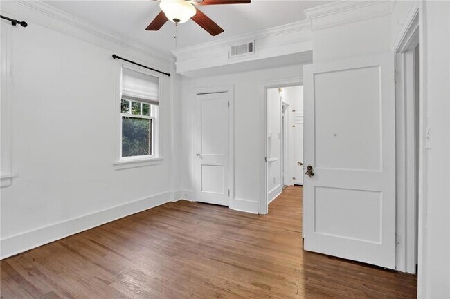 Building Photo - 677 Somerset Terrace NE