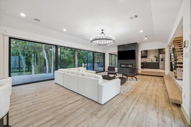 Building Photo - 203 Cove Creek Ln