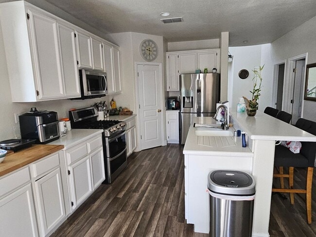 Building Photo - Beautiful 4/3  in Natomas w/ heated pool!