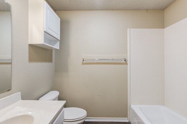 Building Photo - 3/2/2 plus a large basement on a Cul-de-Sac!