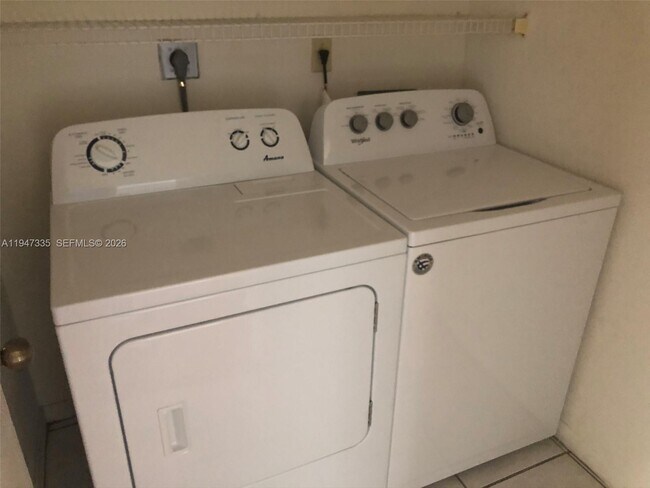 Building Photo - 8850 SW 123rd Ct