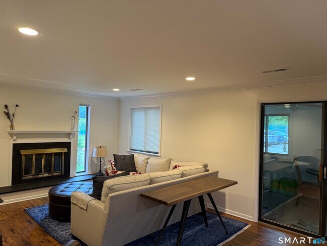Building Photo - 139 Hollister Way N