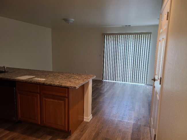 Building Photo - 310 SE L St