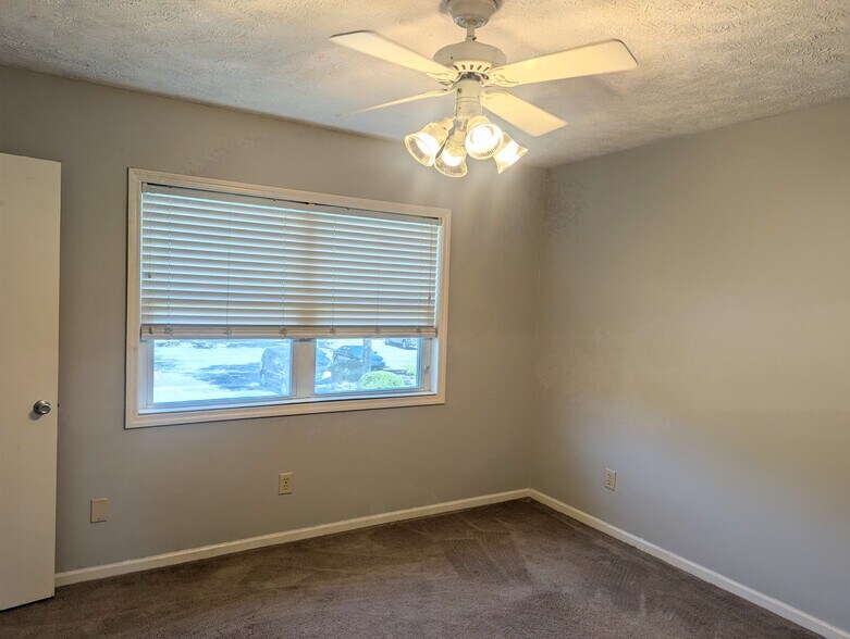 Building Photo - 4178 Spirea Dr