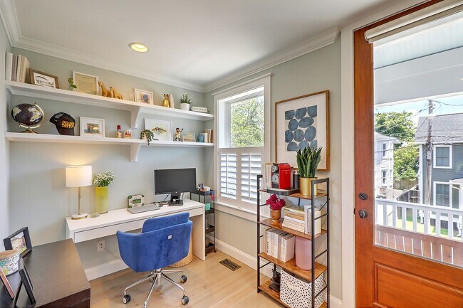 Building Photo - RARE Gem -- Downtown CHS Home!