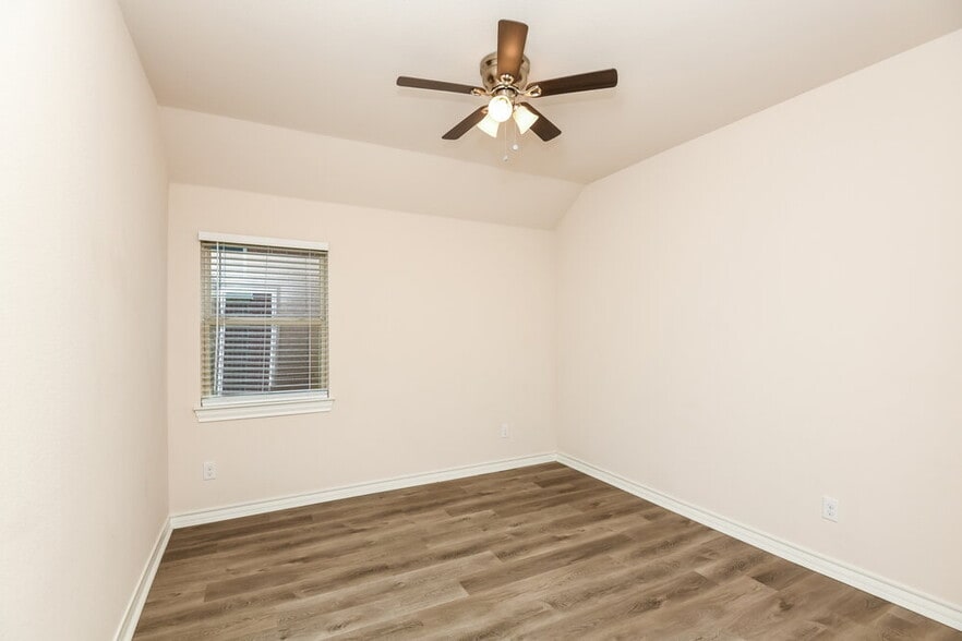 Building Photo - 917 Linden Dr