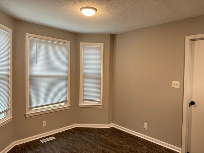 Building Photo - Minutes from Post, shopping, and local parks. 3 bed/2 bth, 1200 sq.ft, fenced backyard!