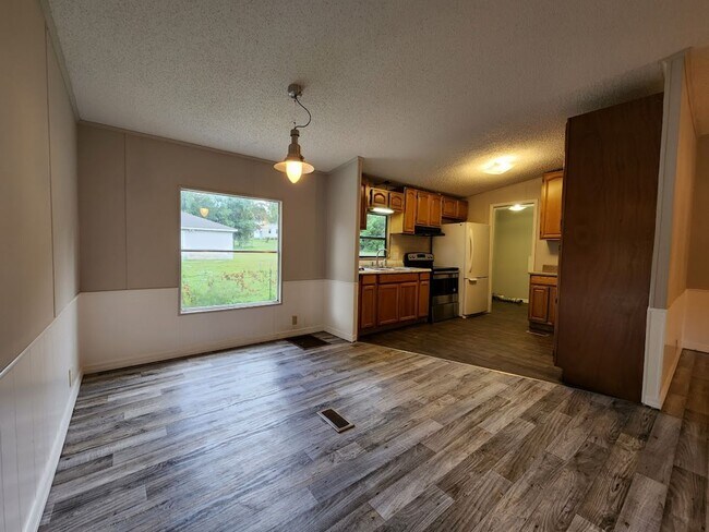 Building Photo - 3 Bed  2 Bath  2 Garage/Workshop and Fenced