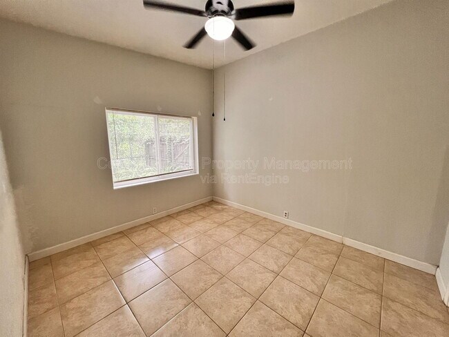 Building Photo - 253 Ashwood Dr