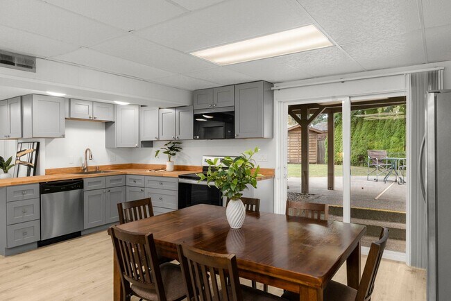 Building Photo - 5bd/3.5ba Bellevue Home