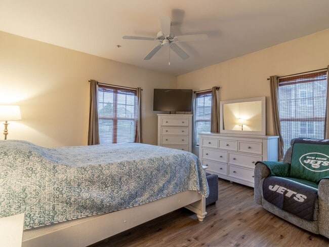 Building Photo - YEAR-ROUND - UNFURNISHED - CONDO  - WOODS ...