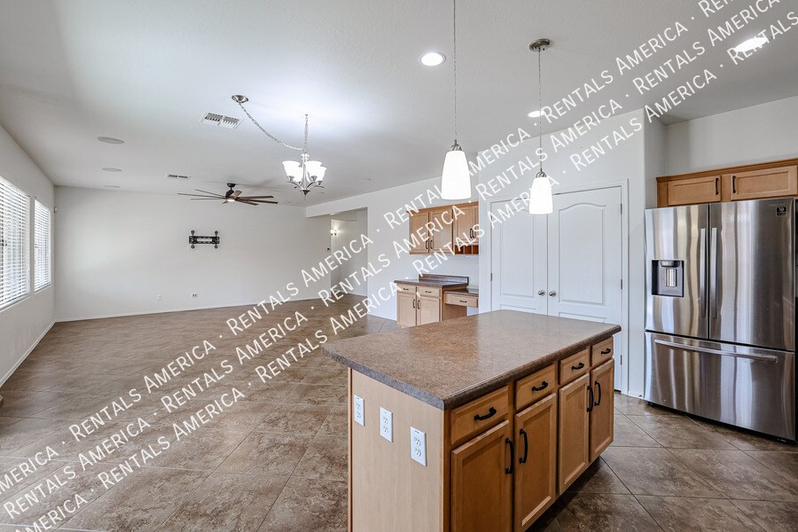 Building Photo - 5907 S 56th Dr