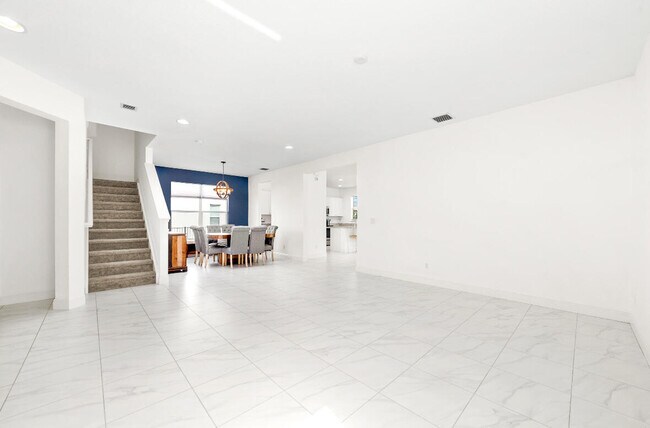 Building Photo - 2011 NW Cataluna Cir