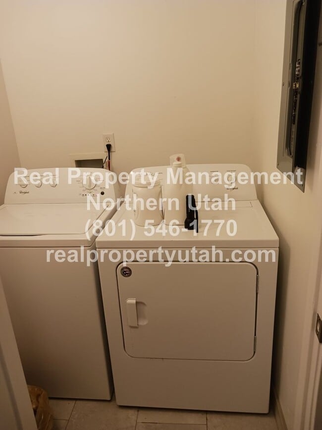 Building Photo - 3 Bed 2.5 Bath Townhome in West Haven Avai...
