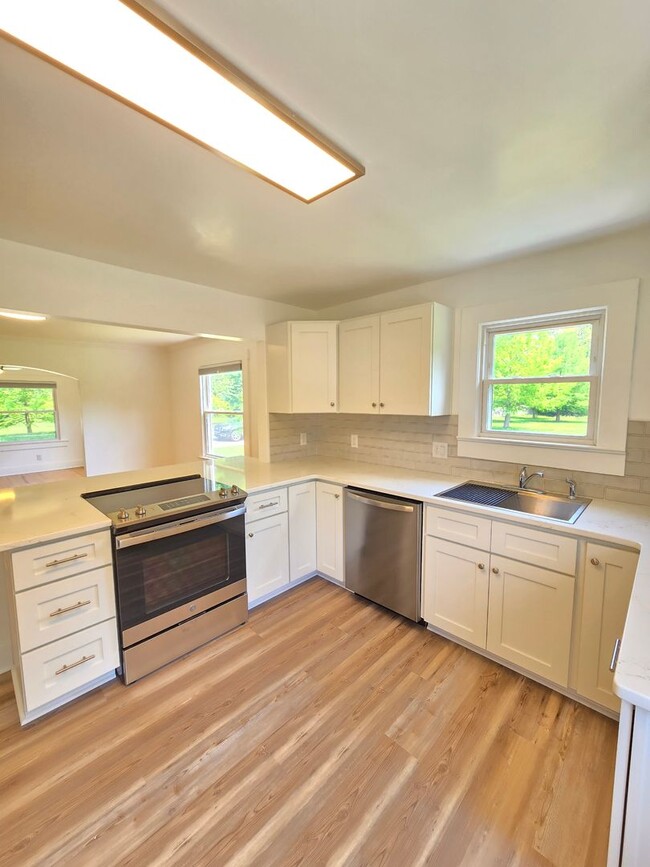Building Photo - CAROLINA PLACE - Renovated 2 Bedroom - Gor...