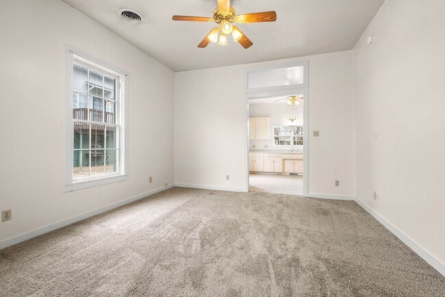 Building Photo - Cozy 2 Bedroom Downtown Home Available!