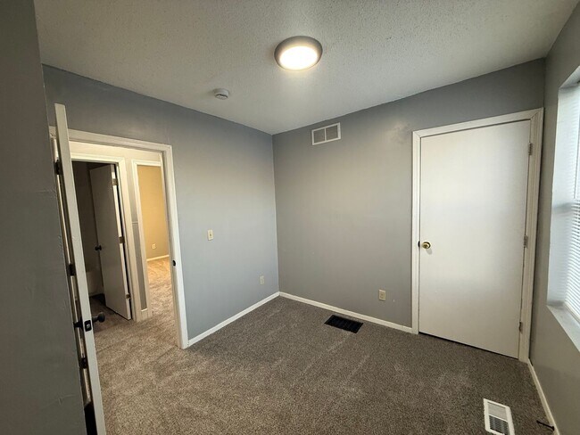 Building Photo - Large 6 Bed Single Family Home in MPLS!