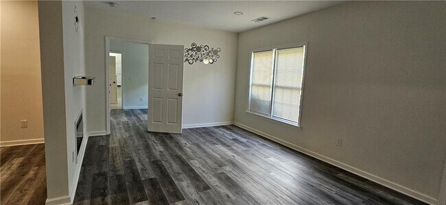 Building Photo - 647 Maple Grove Way
