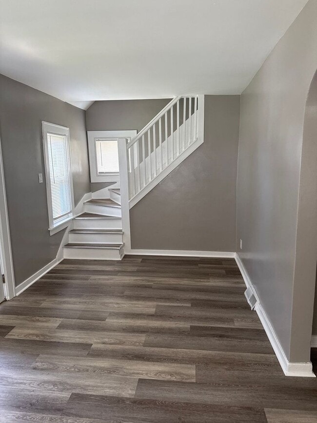 Building Photo - Cozy 2 Bedroom Gem