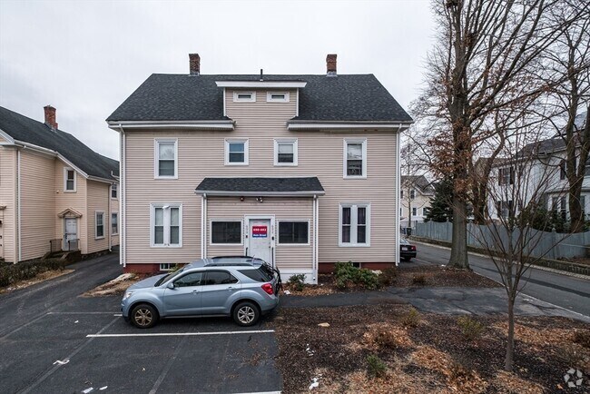 Building Photo - 686 Main St