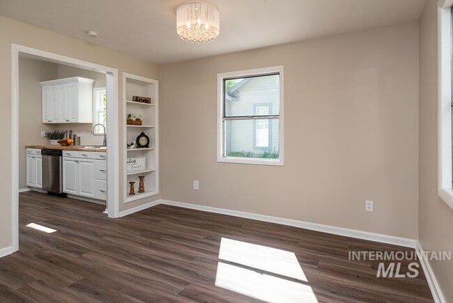 Building Photo - Charming 2 Bed, 1 Bath Single-Family Home with Large Backyard & RV Hookups!