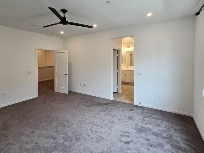 Building Photo - Highly upgraded townhome in Carlsbad