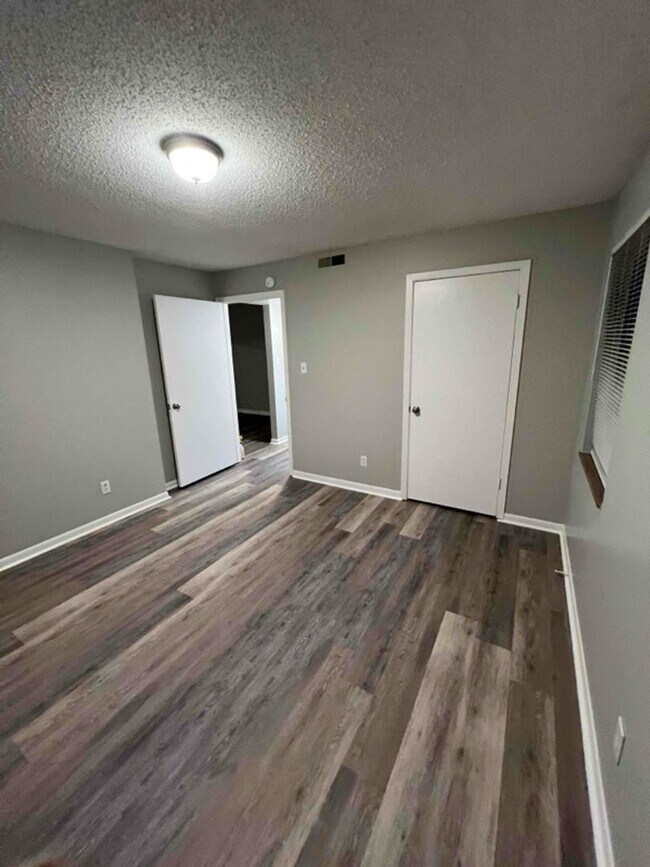 Building Photo - 1 Bedroom 1 Bath located in Charming North...