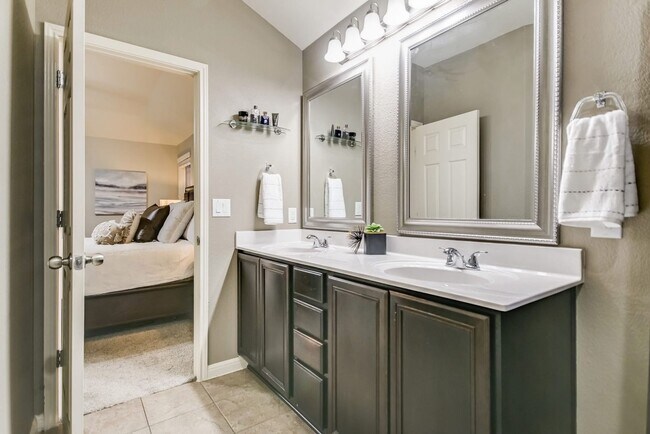 Building Photo - 4 Bed / 3 Bath in Forest Creek ~2,600 sq ft | Round Rock, TX
