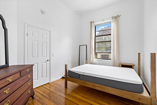 Building Photo - 174 Grand St