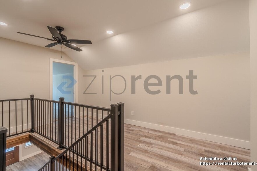 Building Photo - 722 Riveredge Dr