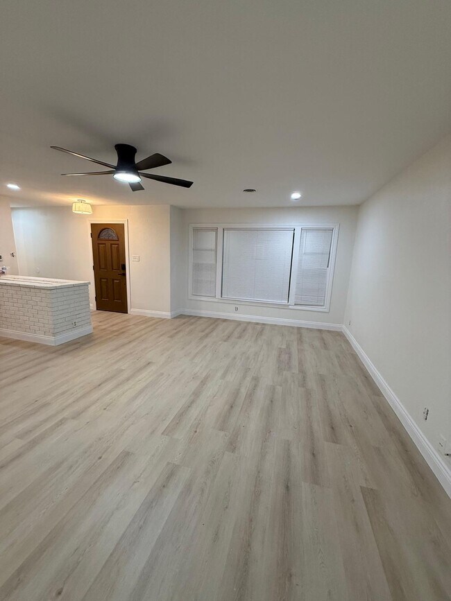 Building Photo - 305 Waller St