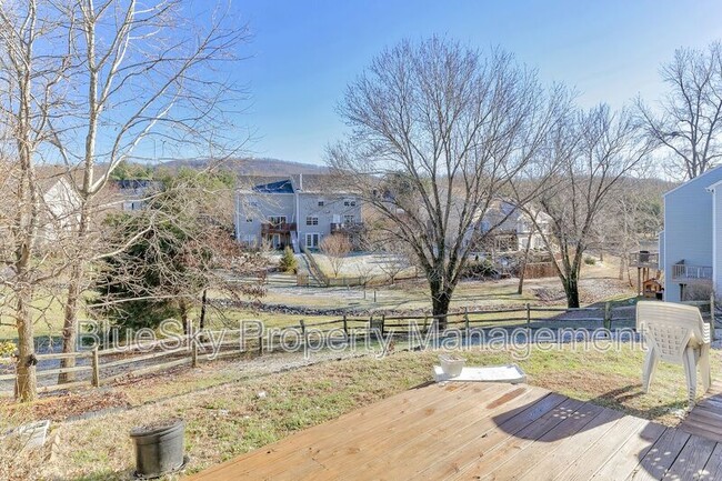 Building Photo - 221 Buttercup Ln