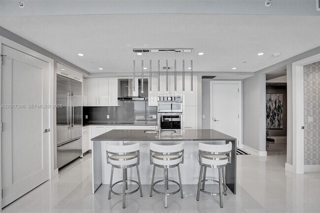 Building Photo - 100 E Las Olas Blvd