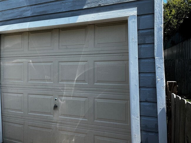 Building Photo - 104 N Eastwood St