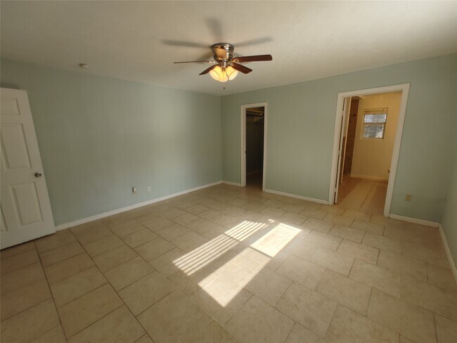 Building Photo - 633 Mosswood Dr