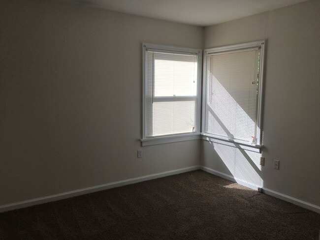 Building Photo - Adorable2 bedroom SE Portland home with 1/2 acre large backyard.