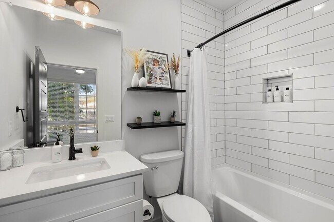 Building Photo - 738 Douglas Ave