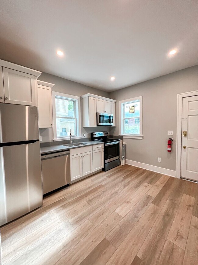 Building Photo - 27-29-29 Pine St