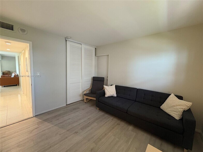 Building Photo - 1069 Hillsboro Mile