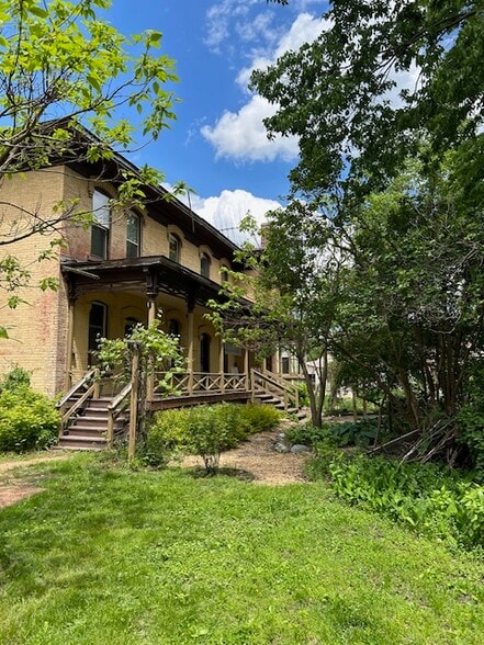 Building Photo - 1554 Strongs Ave