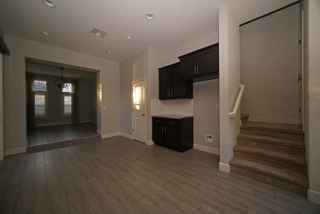 Building Photo - Newer 3 bed, 2.5 bath townhome in desirabl...